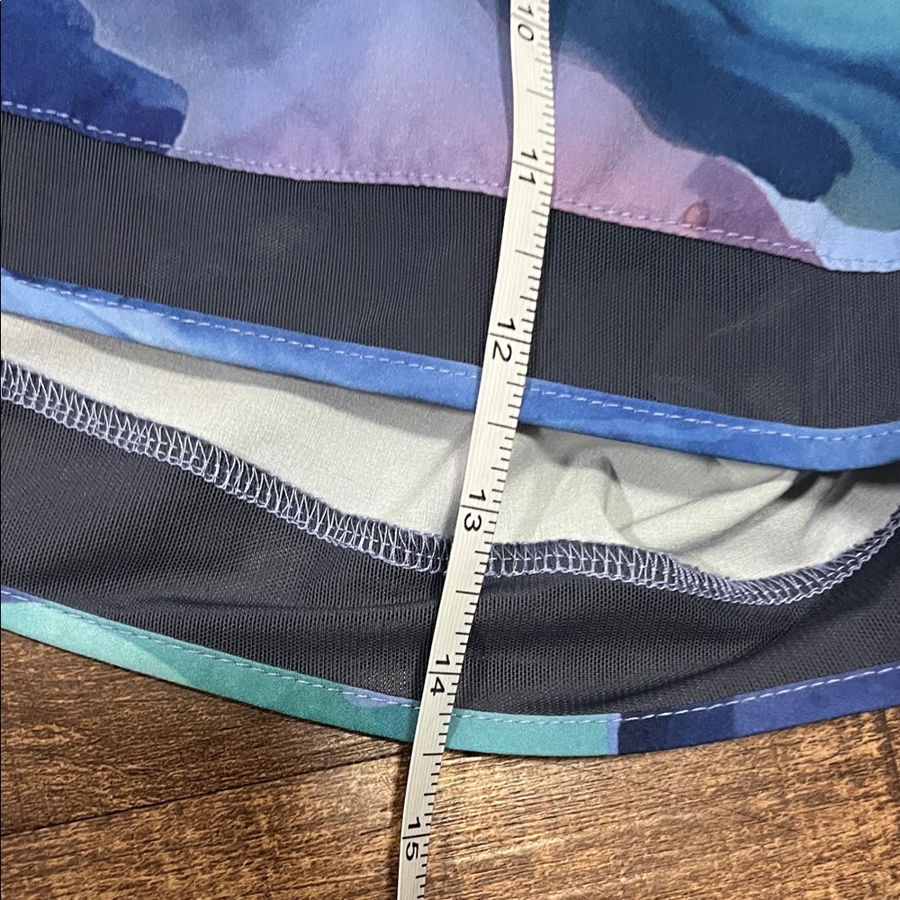 Athleta Printed Mesh Racer Run Short Size L - Picture 10 of 10